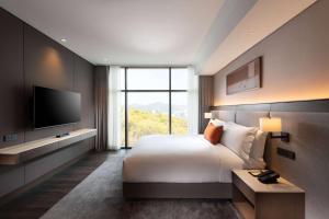 DoubleTree By Hilton Seoul Pangyo Residences客房内的一张或多张床位