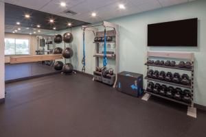 a room with a gym with a flat screen tv at Tru By Hilton Yakima Airport in Yakima
