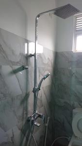 CANAAN MUSIC Hotel في موراتوا: كابينة دش في حمام مع مرحاض +52 صورة