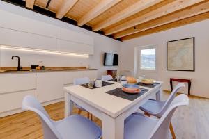 アセンサ・ディ・ブレンソーレにあるCharm Lakefront Apartmentsのギャラリーの写真