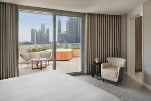 um quarto de hotel com uma cama e uma janela grande em Address Downtown no Dubai