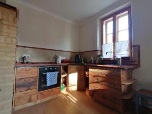a kitchen with wooden cabinets and a stove top oven at Lehm-Fachwerk-Denkmal in Arnshall