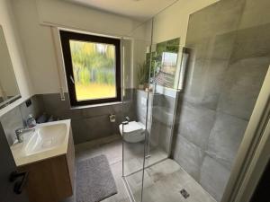 Koupelna v ubytování Ferienhaus Petersberg + 23 fotografií