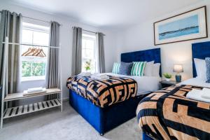 a bedroom with two beds and two windows at Argus Hse Contractor, Relocator, Families, Free Parking, Industrial Area in Leverstock Green