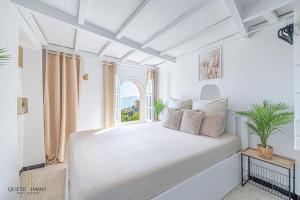 Rúm í herbergi á Havre de Paix et Vue Exceptionnelle Proche Monaco