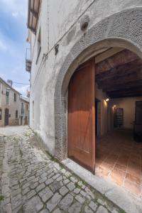 un ingresso a un edificio con porta in legno di Albergo Diffuso Borgo La Terra a Riccia
