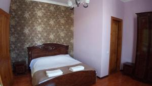 Letto o letti in una camera di Гостевой дом при кафе оазис