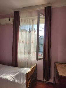 Letto o letti in una camera di Гостевой дом при кафе оазис