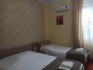 Letto o letti in una camera di Гостевой дом при кафе оазис