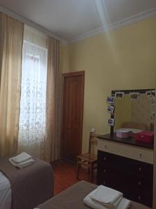 Letto o letti in una camera di Гостевой дом при кафе оазис