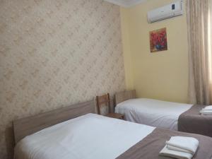 Letto o letti in una camera di Гостевой дом при кафе оазис