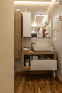 a bathroom with a sink and a mirror at Villa aperta campagna in Nicosia