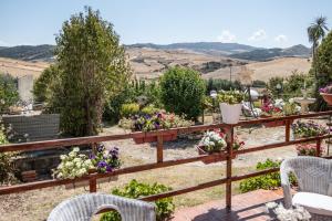 a garden with flowers on a fence at Villa aperta campagna in Nicosia