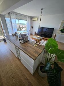 TV a/nebo společenská místnost v ubytování Le Duplex