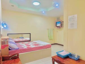 a hospital room with a bed and a tv at แฮปปี้รีสอร์ทเขื่องใน in Khuang Nai