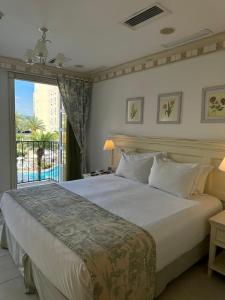 Ένα ή περισσότερα κρεβάτια σε δωμάτιο στο Il Campanario - Vista Para a Piscina