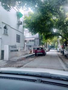 ニューデリーにあるStay nearby Lutyen's Delhi just 15min from Connaught Placeの路脇駐車