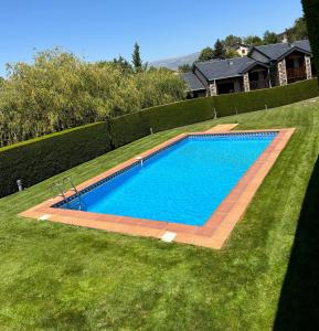 an overhead view of a swimming pool in a yard at Apartamento con piscina en Osseja in Osséja