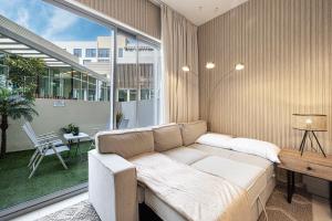 Posezení v ubytování Luxurious studio apartment with private garden