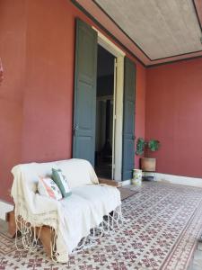 Una habitación con un sofá blanco frente a una pared. en Villa Aruanda, en Petrópolis