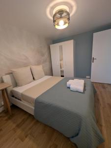 Postel nebo postele na pokoji v ubytování Cosy appartment with access to garden, parking and direct line to Eiffel tower