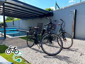 two bikes parked next to a house with a pool at Villa Dambo mit Pool , 4 Sterne in Grkavešćak
