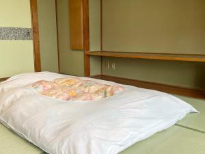 Postel nebo postele na pokoji v ubytování 瀬波 清波温泉