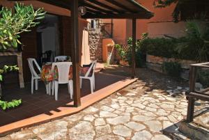 a patio with a table and chairs in a house at Casa Marilena vista mare in Sperlonga