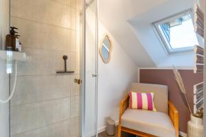 een badkamer met een stoel en een douche bij Studio - Kleiner Ostsee Hof in Großenbrode +27 foto's