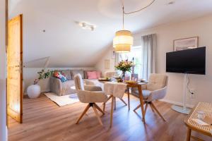 een woonkamer met een eettafel met stoelen bij Studio - Kleiner Ostsee Hof in Großenbrode