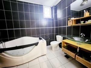 Koupelna v ubytování Wenge + 24 fotografií