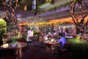 due persone sedute ai tavoli di un ristorante di Ibis Styles Bali Denpasar a Denpasar