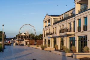 een straat met een reuzenrad op de achtergrond bij Studio - Kleiner Ostsee Hof in Großenbrode