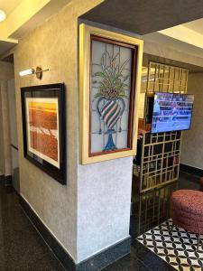 Un vestíbulo con una ventana con una planta en maceta. en Dareyn Boutique, en Estambul