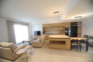a kitchen and living room with a table and chairs at ATICO BOHIO premium in Benicàssim