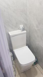 a bathroom with a white toilet in a room at Cosy one bedroom flat in London in London +16 photos