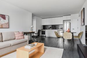 een woonkamer met een bank en een tafel bij Blueground Upper East Side fully equipped NYC-1545 in Brooklyn +12 foto's