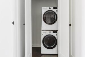een wasmachine en een droger in de kamer bij Blueground Upper East Side fully equipped NYC-1545 in Brooklyn