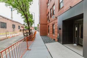 een lege stoep naast een bakstenen gebouw bij Blueground Upper East Side fully equipped NYC-1545 in Brooklyn