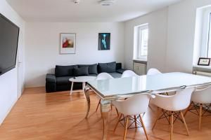 a living room with a table and a couch at CBlue "Admiralsloge - Nauticus" in Warnemünde