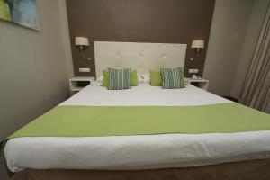 Łóżko lub łóżka w pokoju w obiekcie Hotel RF San Borondon