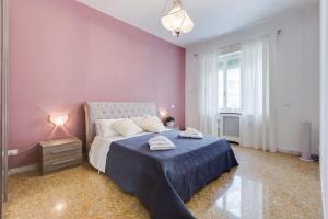 a bedroom with a bed with a blue blanket at Ninuphar Maison - alloggio per uso turistico in Rome