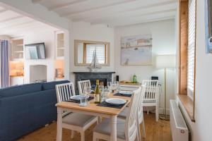 een eetkamer en woonkamer met een tafel en stoelen bij Sea Spray Cottage by Bloom Stays in Sandgate +23 foto's