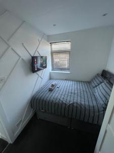 Postel nebo postele na pokoji v ubytování VA Home Stay - Close to Luton Airport, M1 & A505