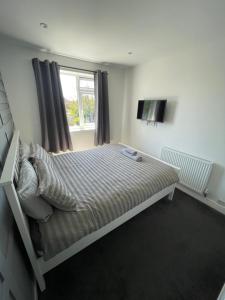 Postel nebo postele na pokoji v ubytování VA Home Stay - Close to Luton Airport, M1 & A505