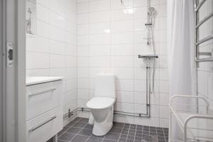 Un baño blanco con inodoro y ducha. en Winstrupsgatan, en Lund