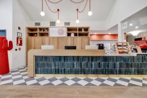 Un vestíbulo de restaurante con un mostrador con encimera en BOB Hotels Tallahassee - Boutique on Budget, en Tallahassee 55 fotos más