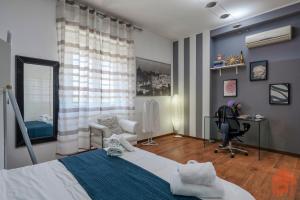 Un dormitorio con una cama, una silla y un escritorio. en - Lake Bliss, en Desenzano del Garda