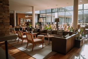 圣兰布雷希特Hotel Auszeit St Lambrecht的配有沙发、桌椅的大厅