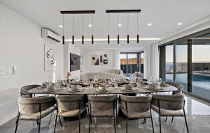 a dining room with a table and chairs at Stunning Home In Makarska With Sauna in Makarska